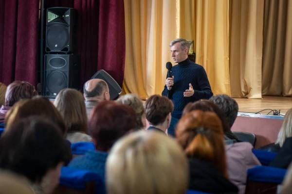 Василий Анохин обсудил проблемы Угранского района с местными жителями