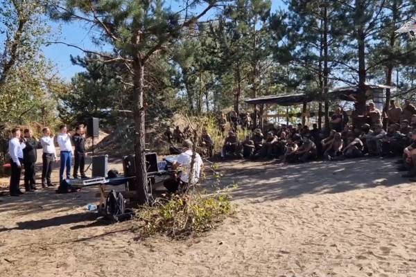 В зоне СВО выступили артисты ансамбля имени Александрова