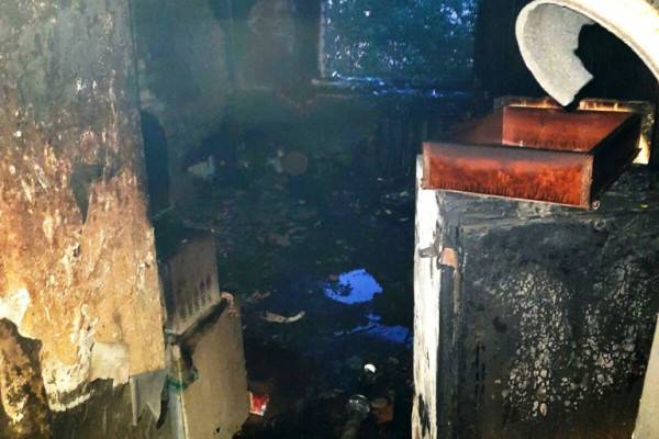 50 человек эвакуировали спасатели во время ночного пожара на улице Попова в Смоленске