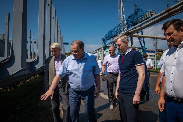 Василий Анохин, глава региона, присутствовал на церемонии отправки первой партии свежих вагон-платформ с производства Рославльского вагоноремонтного завода.