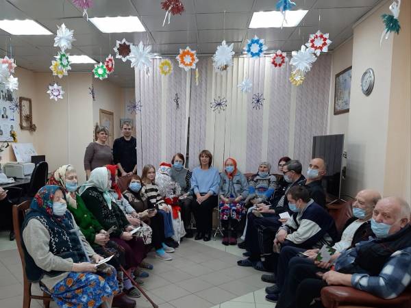 Студенты рославльского многопрофильного колледжа поздравили пожилых людей с наступающим Новым годом