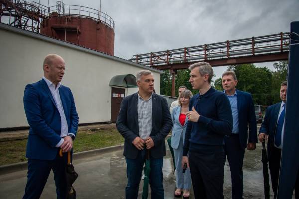 Василий Анохин ознакомился с ходом строительства цеха по очистке масла компании «Агритек» в Рославльском районе