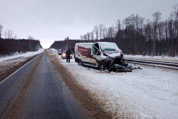 На трассе М-1 в Вяземском районе произошла авария с участием большегруза