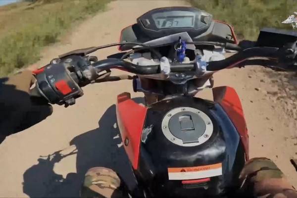 В зоне СВО российские военнослужащие штурмовали населённый пункт на мотоциклах