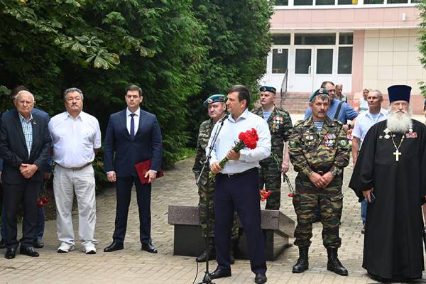 В Смоленске в Сквере памяти воинов-интернационалистов прошел митинг, посвященный Дню ВДВ