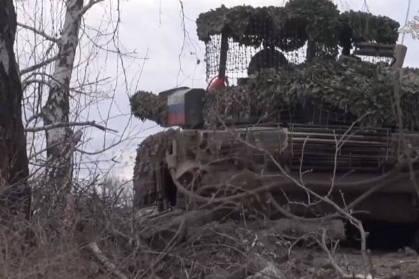 Российские танки поддерживают штурмовиков в зоне СВО