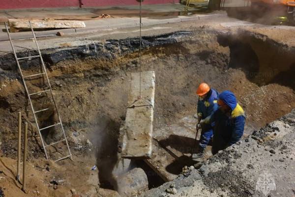 «Около 50 000 человек, в том числе — около 9 500 детей»