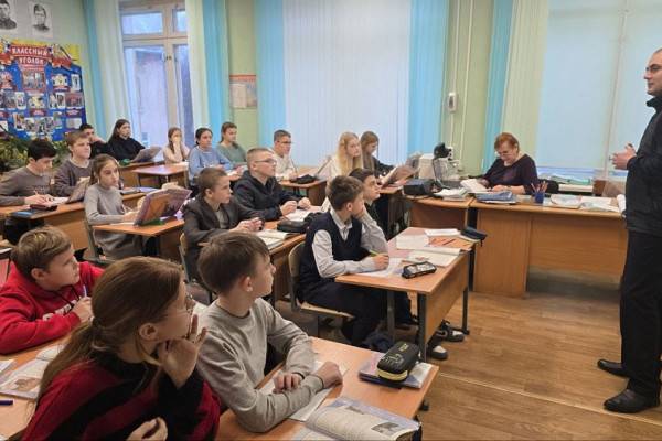 В Смоленске транспортные полицейские провели уроки со школьниками В Смоленске транспортные полицейские провели уроки со школьниками