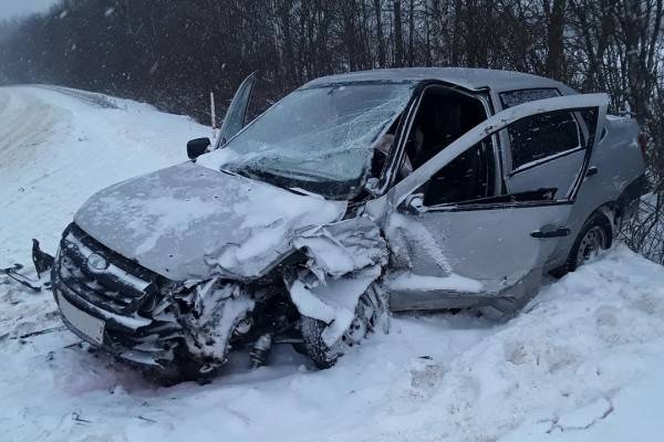 В Смоленском районе в лобовую столкнулись Toyota и LADA