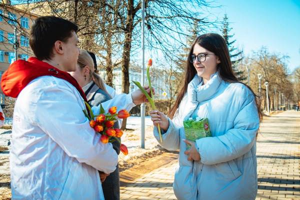 Поздравление женщин в Смоленске с 8 Марта