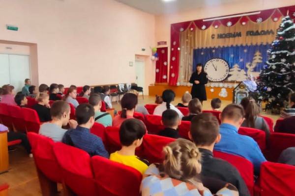 В Духовщине госавтоинспекторы поздравили воспитанников школы-интерната с наступающим Новым годом