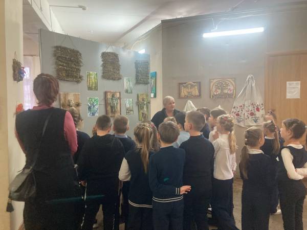 Школьники посетили выставку «Цветик - семицветик»