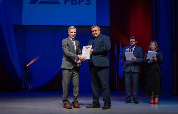 Губернатор Василий Анохин поздравил коллектив Рославльского ВРЗ со 155-летием завода