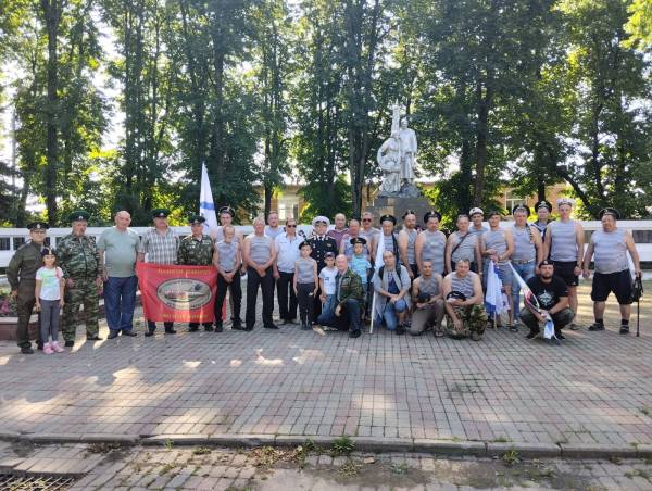 В сквере погибших воинов прошла акция ко Дню ВМФ