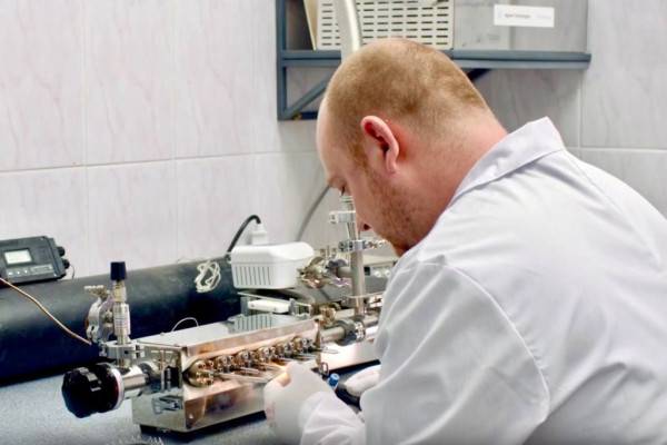 Губернатор Смоленской области поздравил завод 