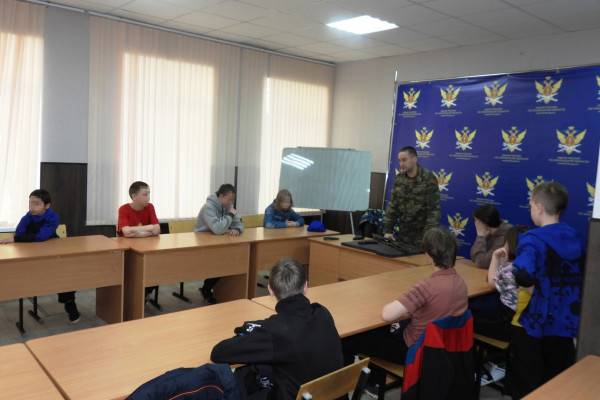 Сотрудники смоленского УФСИН провели Урок мужества для ребят из подшефного детского дома