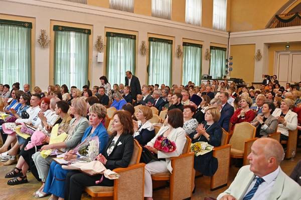 В Смоленске чествовали лучших сотрудников медицинских учреждений региона 