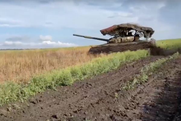 Танкисты группировки войск «Восток» оказывают огневую поддержку штурмовым подразделениям под Угледаром