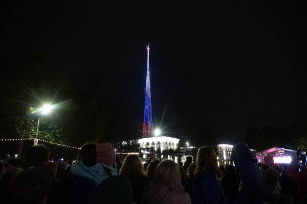 Праздничная иллюминация на смоленской телебашне в День единения народов Беларуси и России