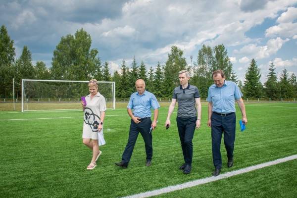 Василий Анохин проверил ход реконструкции стадиона «Восток» в Краснинском районе