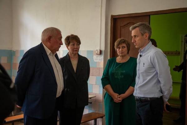 В Глинковском районе Василий Анохин проверил оснащение местной школы