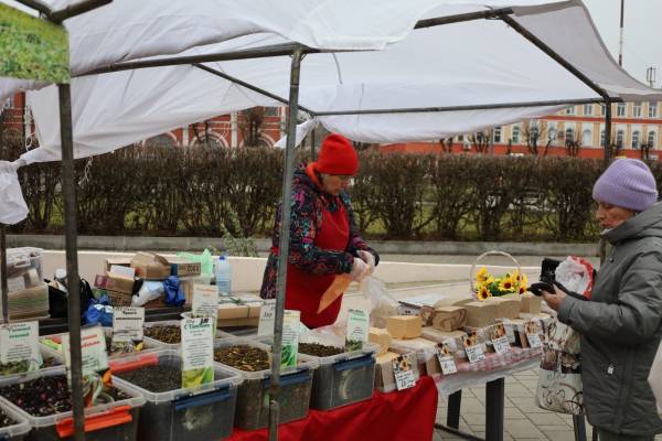 Традиционная ярмарка на площади Ленина в Рославле приглашает покупателей