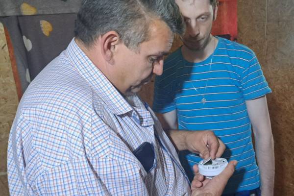 В Кардымовском районе в домах многодетных семей установили пожарные извещатели