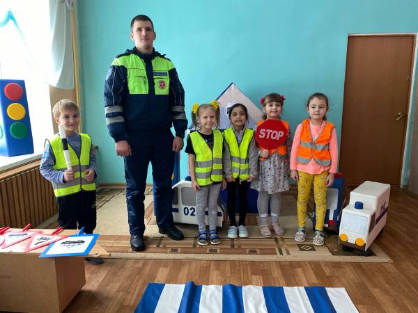 Дорога - не место для игр и развлений: на встрече с воспитанниками детского сада