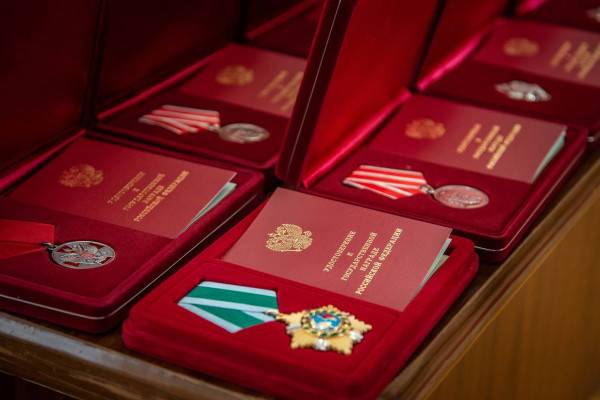 Василий Анохин вручил смолянам государственные награды 