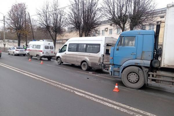 В Смоленске на Витебском шоссе произошла авария с участием большегруза