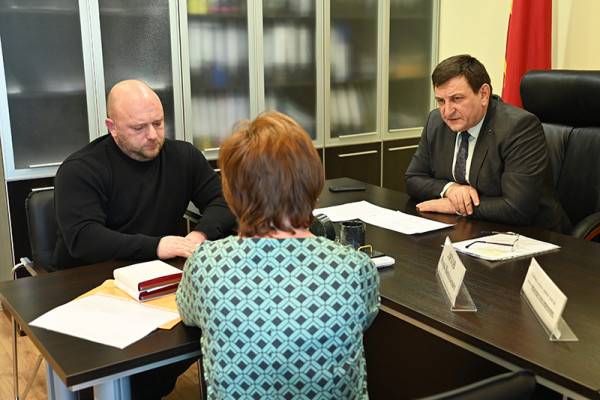 Увековечение памяти бойца СВО, вопросы ЖКХ, помощь жителям ДНР: Игорь Ляхов поможет решить проблемы смолян