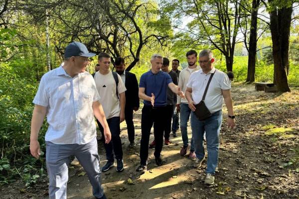 Василий Анохин проинспектировал благоустройство Реадовского парка в Смоленске