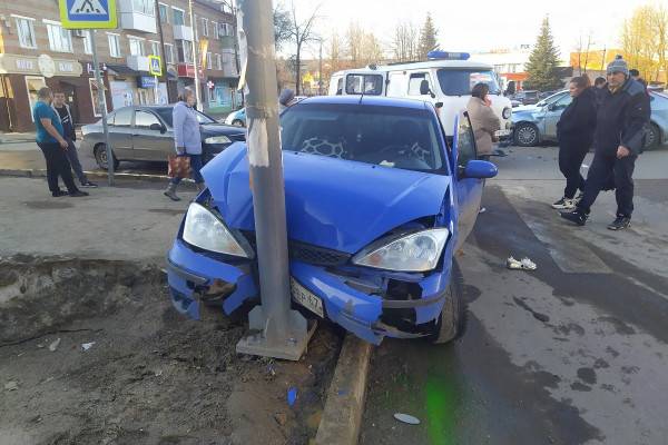 На улице Ленина в Сафоново произошло столкновение двух автомобилей «Форд Фокус»