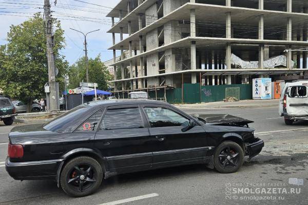 В Смоленске возле торгового центра «Неман» произошла авария