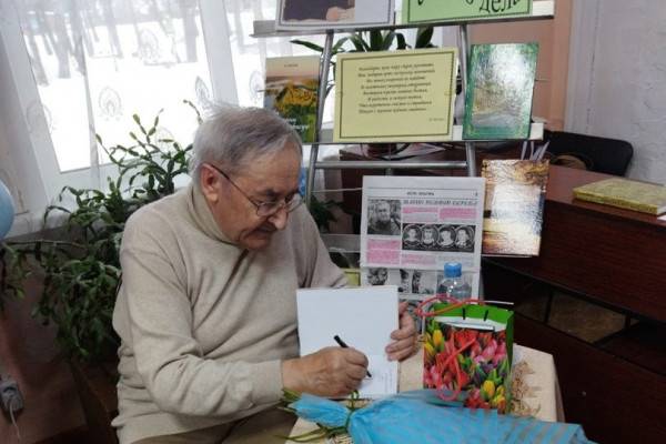 В Демидовском районе отметили 80-летие создателя музея деревянной скульптуры и поэта Виктора Милеева