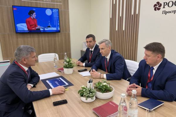 Василий Анохин и Игорь Маковский обсудили вопросы развития электросетевого комплекса Смоленской области