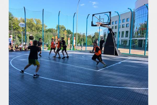 Баскетбол в Смоленске: Турнир объединяет спортсменов разных поколений