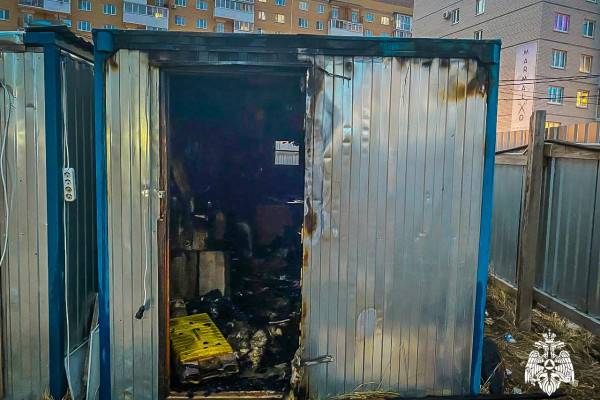 Пожар в Смоленске: Строительный вагончик уничтожен огнем