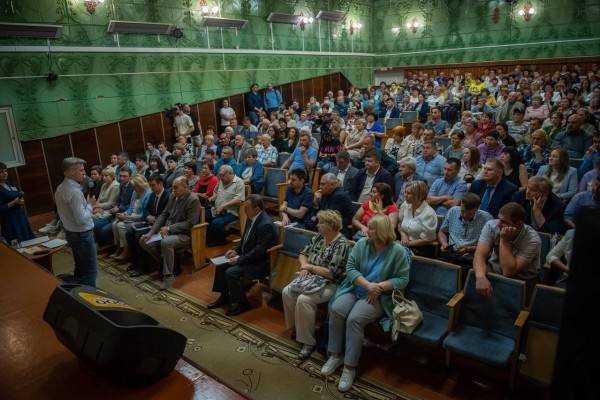 Более 250 человек пришли на встречу с Василием Анохиным в Ершичах