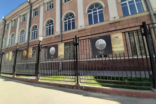 В центре Смоленска открылась фотовыставка, посвященная эпохе Петра I на памятных монетах Банка России