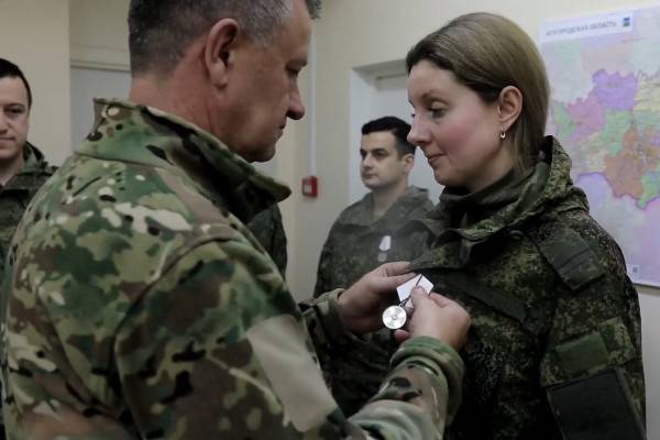 Врачам и медикам, участвующим в СВО, вручили госнаграды