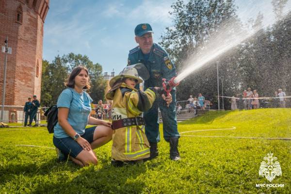  В центре Смоленске спасатели провели традиционную акцию «МЧС России Мы первыми приходим на помощь!»