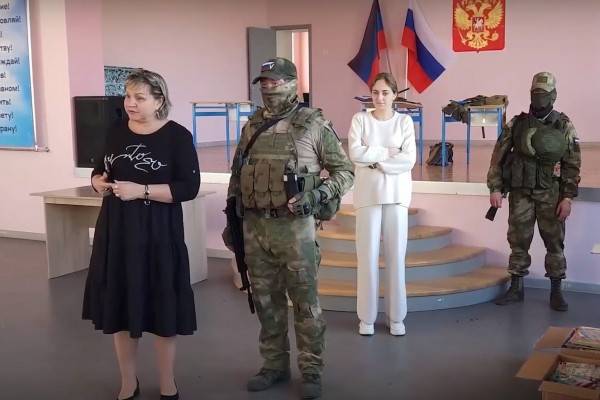 Бойцы отряда разминирования провели урок по ОБЖ для учащихся мариупольской школы