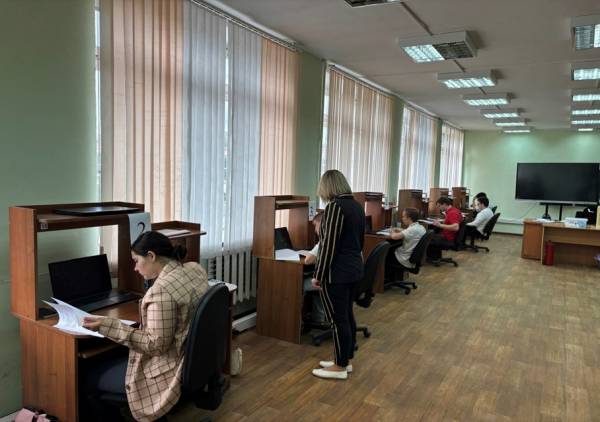 Студенты сдают итоговую аттестацию