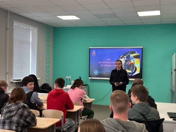 Сотрудники Госавтоинспекции МО МВД России «Рославльский» провели акцию для студентов многопрофильного колледжа