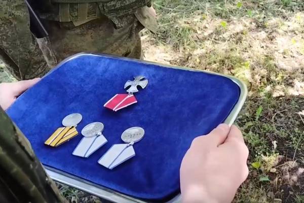 Военнослужащих, отразивших атаку на Шебекино, наградили на позициях подразделений