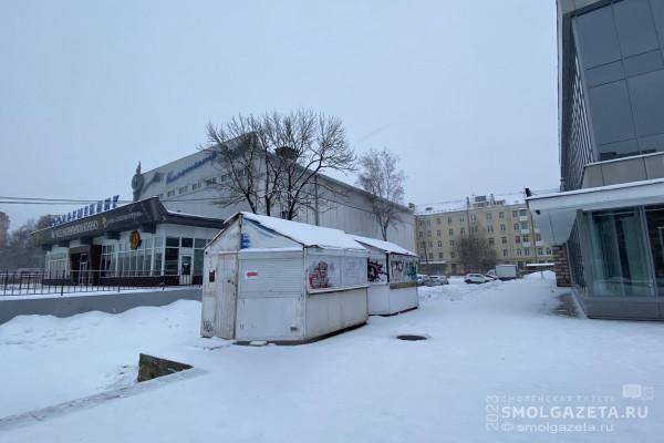 В Смоленске демонтируют незаконно установленный ларёк возле магазина ЦУМ