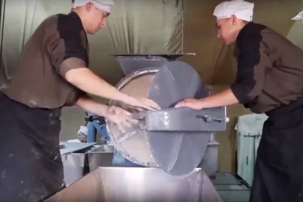 Полевой хлебозавод ежедневно доставляет на передовую свежий хлеб