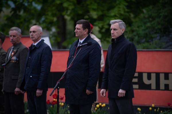 Торжественное зажжение Вечного огня состоялось в Хиславичах, где выступил Василий Анохин