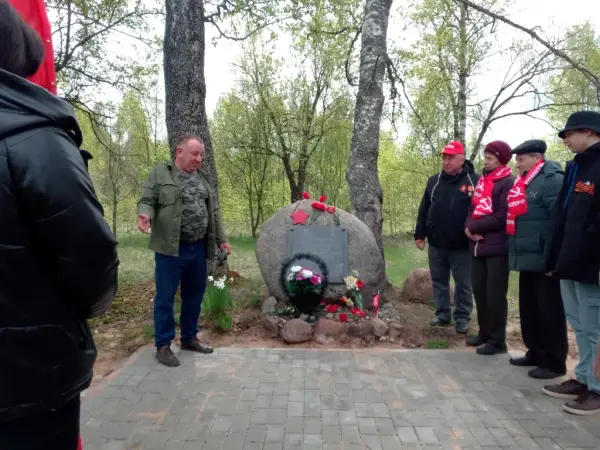 Коммунисты возлагают цветы к мемориалу Михаила Егорова в Смоленской области